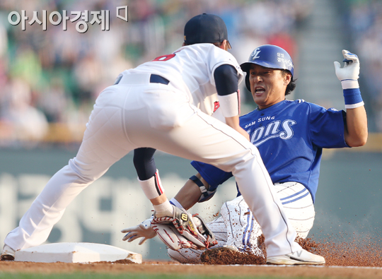 [포토] 이승엽 '3루는 욕심이었나'