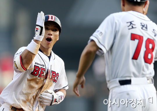 [포토] 이종욱 '담장 넘겼어!'