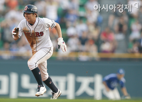 [포토] 정수빈 '공 빠졌다 뛰자'