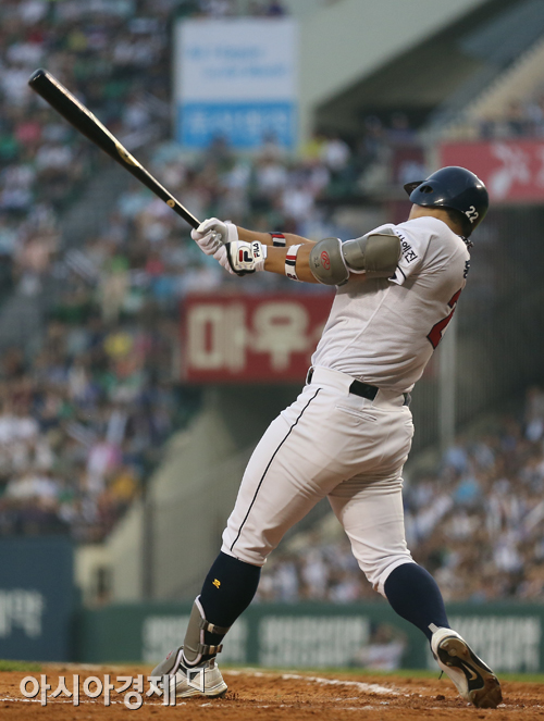 [포토] 적시타 홍성흔 '1점 추가요~'