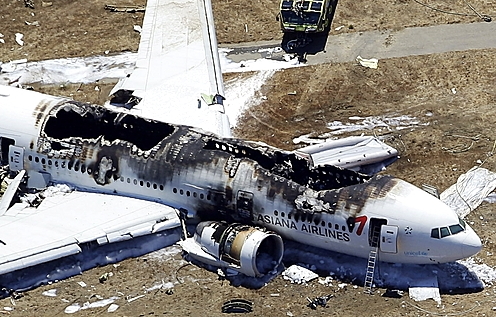 [아시아나機 착륙사고]美 NTSB "기장 시야 가린 불빛, 비행에 방해 안돼"