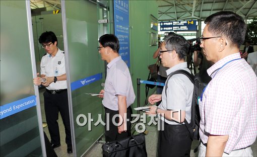 [포토]사고 현장으로 출국하는 국토부 관계자