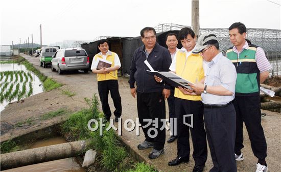 [포토]최영호 남구청장, 수해 피해농가 및 배수펌프장 현장 점검 