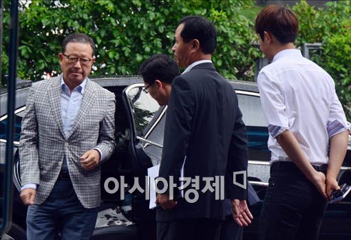 [포토]기자회견장으로 향하는 윤영두 아시아나 항공 사장