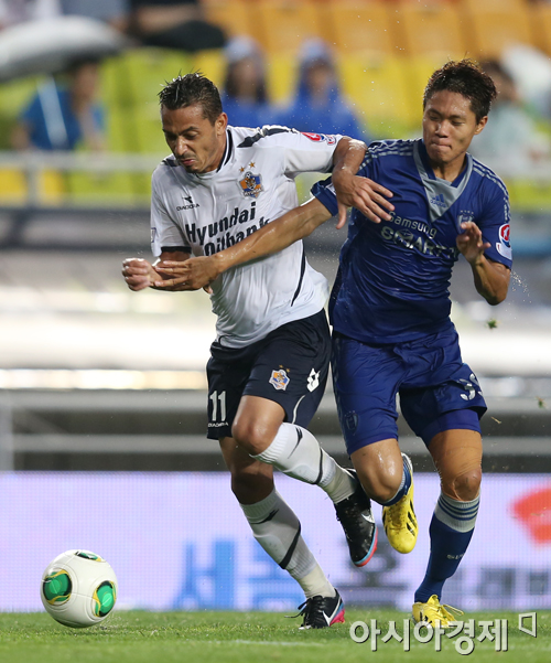 [포토] 호베르또 '나 좀 지나가자'