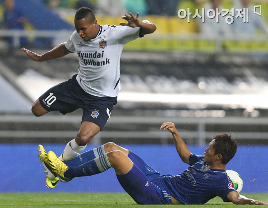 [포토] 하피냐 '태클에 막혔네'