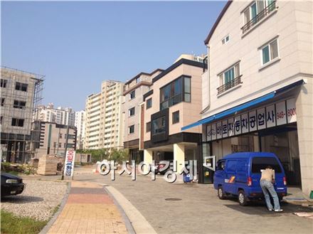 운정지구 내 점포겸용주택들은 1층에 식당 외에도 교회나 자동차 대리점 등이 입점돼있다.