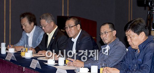 [포토]'장관이 무슨 말 하나"