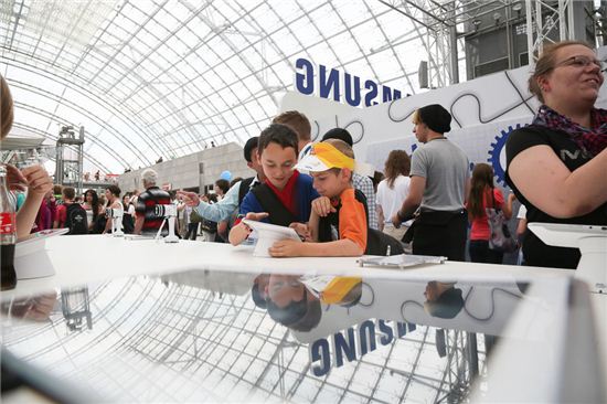 어린이 방문객들이 독일 라이프치히에 차려놓은 삼성 홍보관에 들러 삼성전자 갤럭시 노트를 체험해보고 있다. 