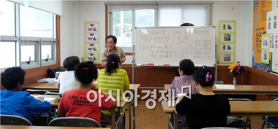 순천시 삼산동 노인들, 문맹의 한을 해소한 시화전 준비에 구슬땀