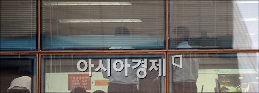 [포토]분주한 종합지원센터 관계자들