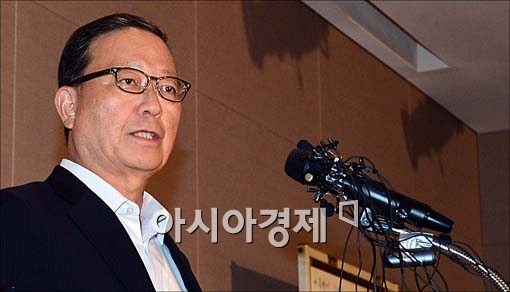 [포토]브리핑하는 윤영두 아시아나 사장