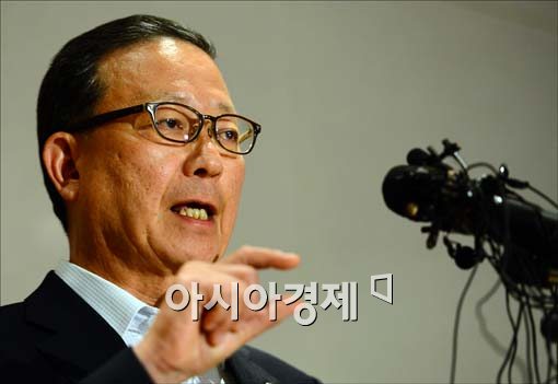 [포토]취재진의 질의에 답하는 윤영두 사장