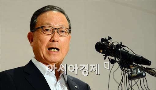 [포토]답변하는 윤영두 사장