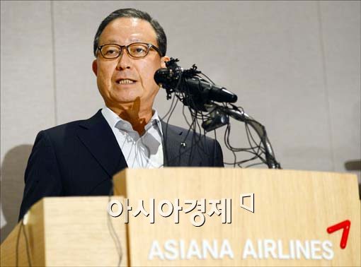 [포토]취재진의 질의에 답변하는 윤영두 사장