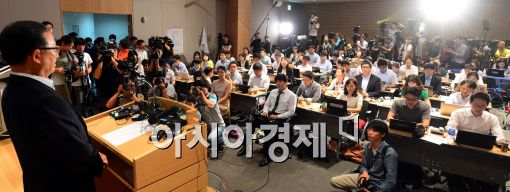 [포토]기자회견 갖는 윤영두 아시아나 항공 사장