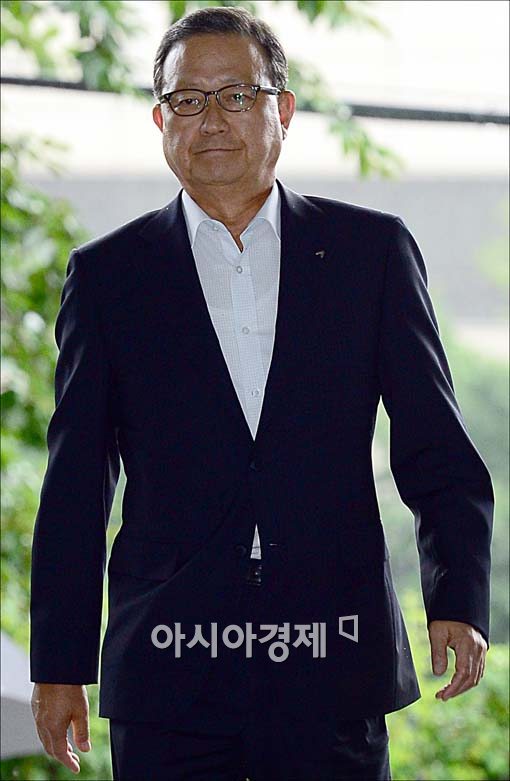 [포토]긴장한 모습으로 나타난 윤영두 사장