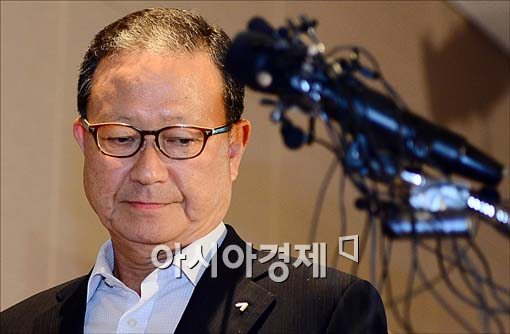 고개를 숙인 윤영두 아시아나항공 사장. 
