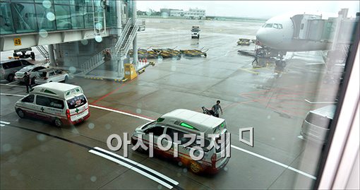 [포토]아시아나 사고기 탑승객 태운 구급차