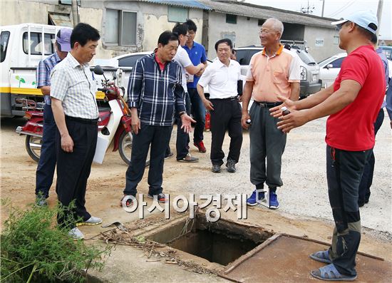 안병호 함평군수(왼족에서 두 번째)가 호우피해 현장을 방문 설명을 듣고있다.