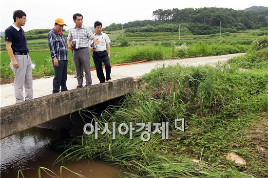 안병호 함평군수(왼족에서 두 번째)가 호우피해 현장을 방문 설명을 듣고있다.