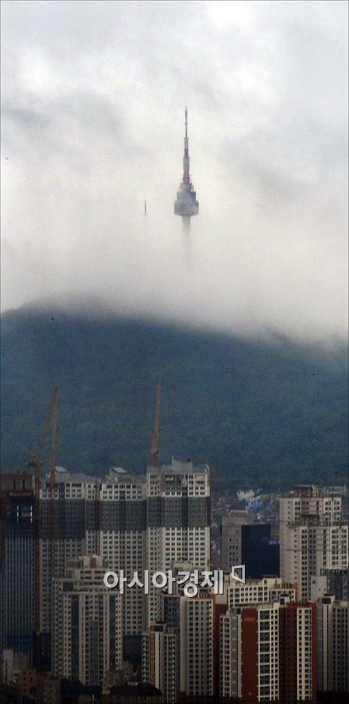 [포토]먹구름에 휩싸인 남산타워