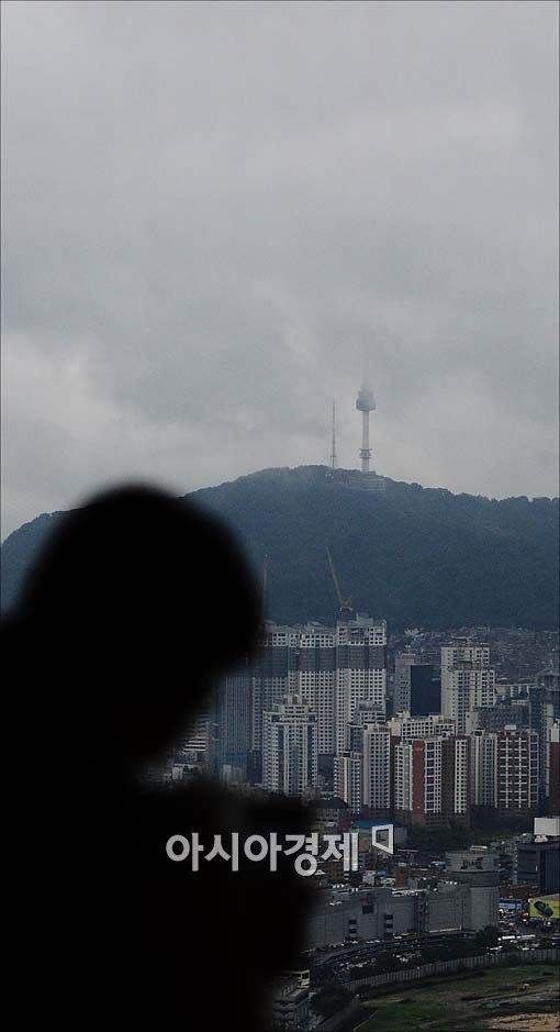 [포토]먹구름에 잠긴 남산타워
