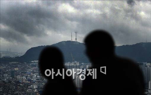 [포토]남산타워, 먹구름에 잠겨...