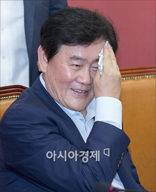 [포토]'오늘 좀 덥네'