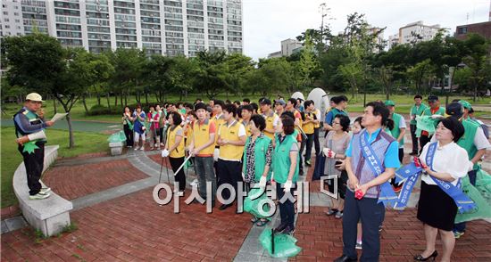 [포토]광주 남구, 내집 앞 내가쓸기 청결운동 펼쳐 