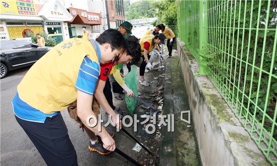 [포토]광주 남구, 내집 앞 내가쓸기 청결운동 펼쳐 