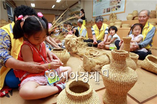 [포토]어린이 짚풀공예체험학습 