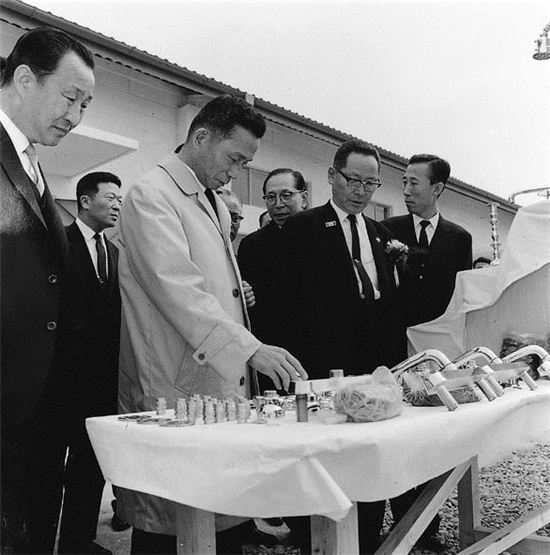 1967년 구로공단 준공식에 참석해 생산제품을 보고 있는 박정희 대통령(왼쪽 두번째). 