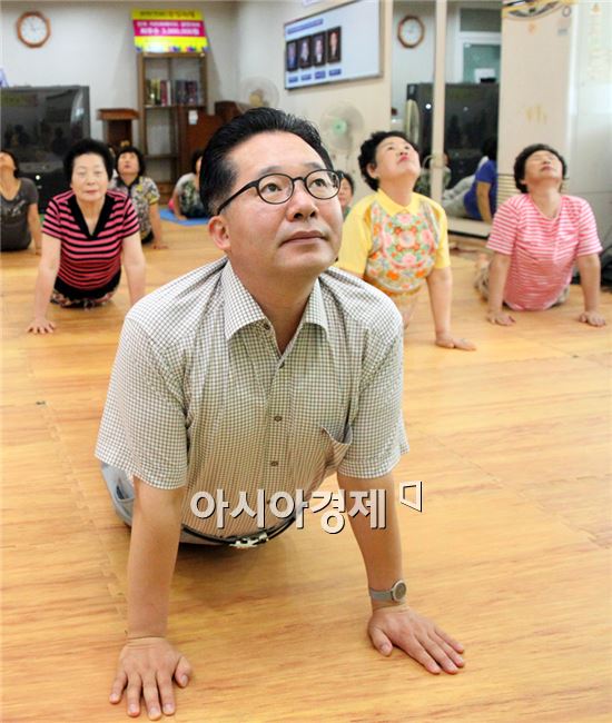 [포토]노희용 광주 동구청장, 요가교실 일일 수강생으로 참여