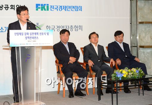 [포토]윤상직, "한중 FTA에 힘 쓸 것"