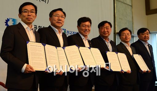 [포토]손 맞잡은 정부와 산업계 