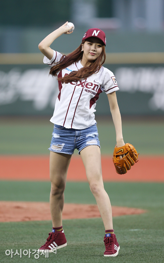 [포토] 시구하는 달샤벳 수빈