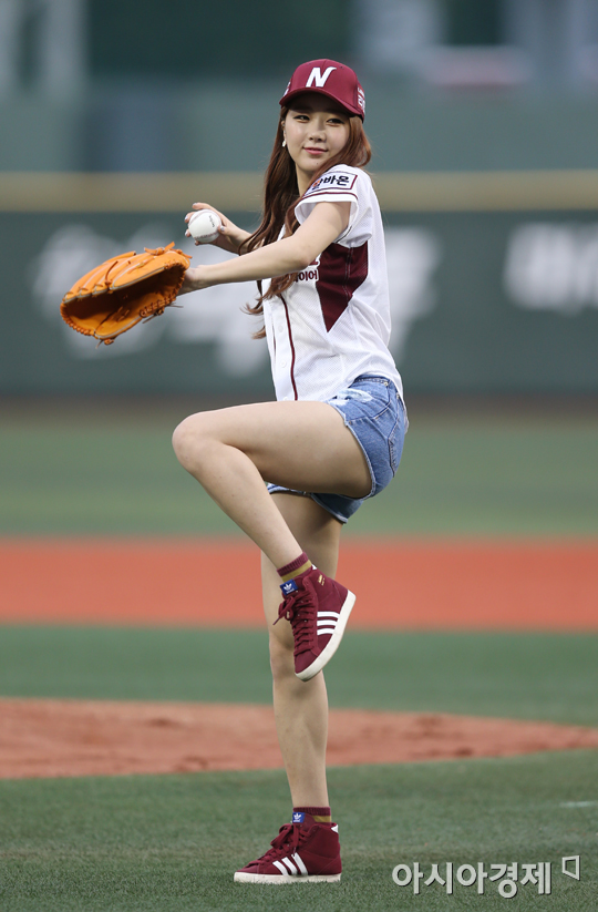 [포토] 시구하는 달샤벳 수빈