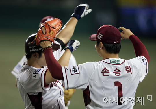 [포토] 솔로홈런 박병호 '오늘도 볼트 세레모니'