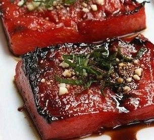 '수박 스테이크' 화제, 비주얼부터 탐나는 모양… "참치맛 난다"