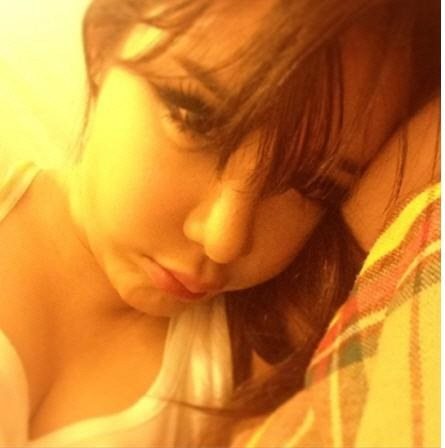 박봄 침대셀카 공개…'섹시하거나 귀엽거나' 男心 흔들