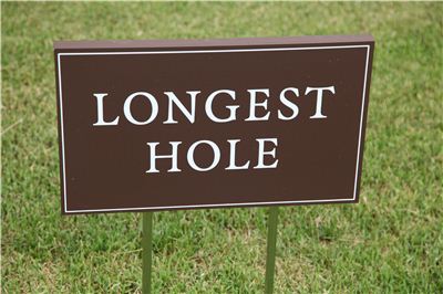  국내 골프장의 장타시합용 홀이라는 안내 표지판이다. 외국인은 가장 긴 홀로 오해할 수 있다. 