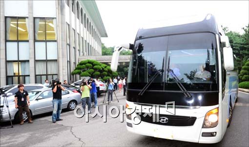 [포토]남북회담본부 떠나는 대표단