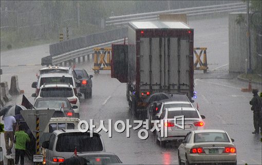 지난 11일 개성공단 입주기업 차량들이 방북을 위해 줄지어 서 있다.