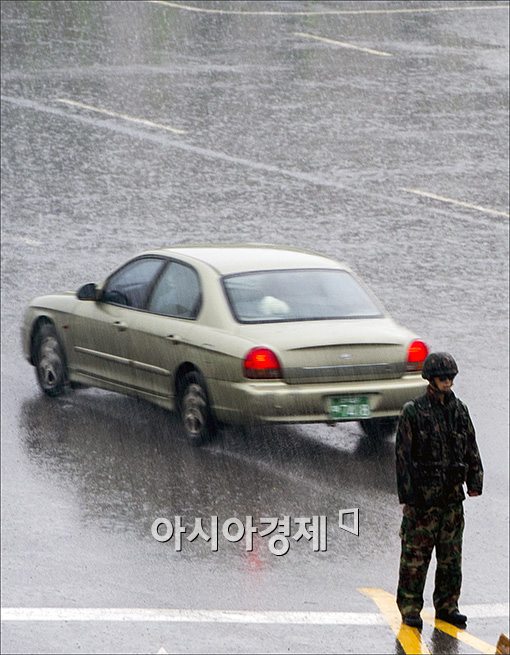 [포토]'폭우 속 경계근무'