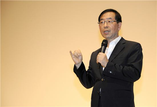 박원순 서울시장이 10일 오전 9시 광진구민회관에서 광진구청 직원들에게 자신의 시정 운영 철학을 설명하고 있다.