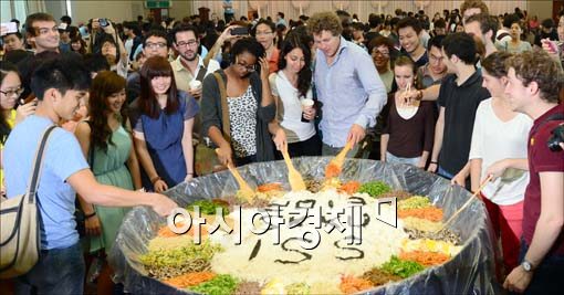 [포토]성균관대 외국인 학생들, '비빔밥 만들어요'
