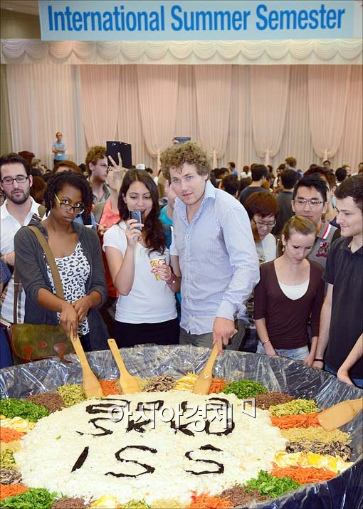 [포토]성균관대 외국인 학생들이 만드는 비빔밥