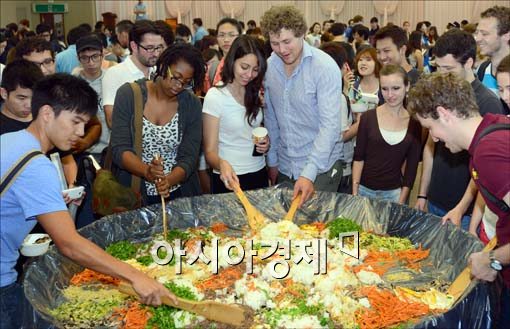 [포토]비빔밥 만들기 체험하는 외국인 학생들