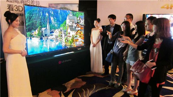 중국 전자협회 및 유통업계 관계자들이 베이징 아주호텔에서 개최된 '제9회 중국 디지털TV 산업발전 포럼'에 참석해 LG디스플레이의 84인치 UHD 제품을 살펴보고 있다. 